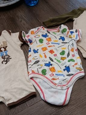 Boys Size 0-3 Month Set Of 3 Onesies with Colorful Animal Print - White